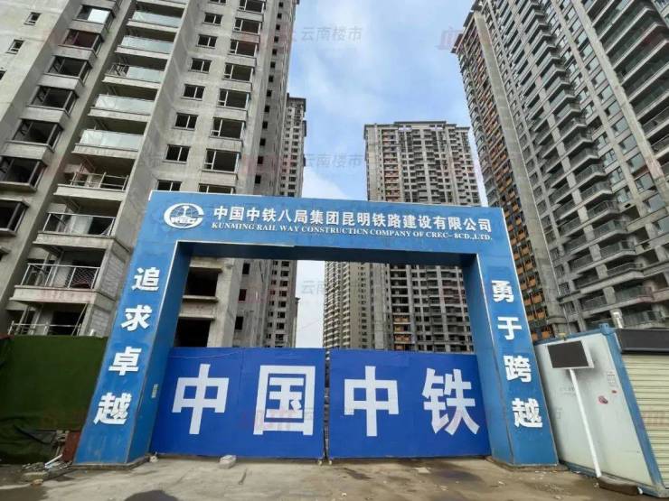 血拼姐实地踩盘,蓝光德商天域项目工地大门的门头已经被换为"中国中铁